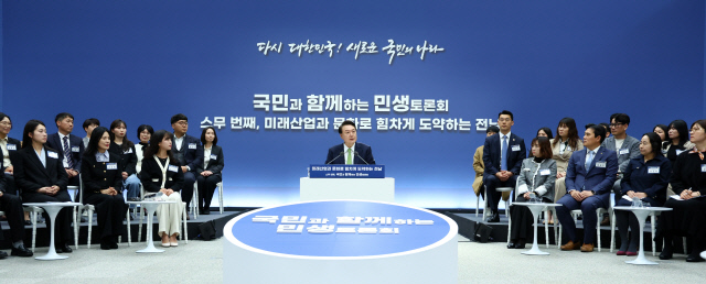 윤석열 대통령이 14일 전남 무안군 전남도청에서 '미래산업과 문화로 힘차게 도약하는 전남'을 주제로 열린 스무 번째 '국민과 함께하는 민생토론회'에서 발언하고 있다. 연합뉴스